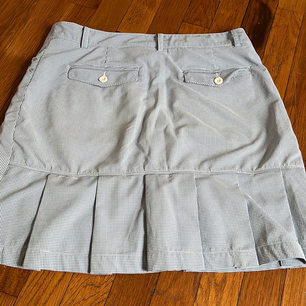 Blue and white nivo skort with pleats in the back! Size 6